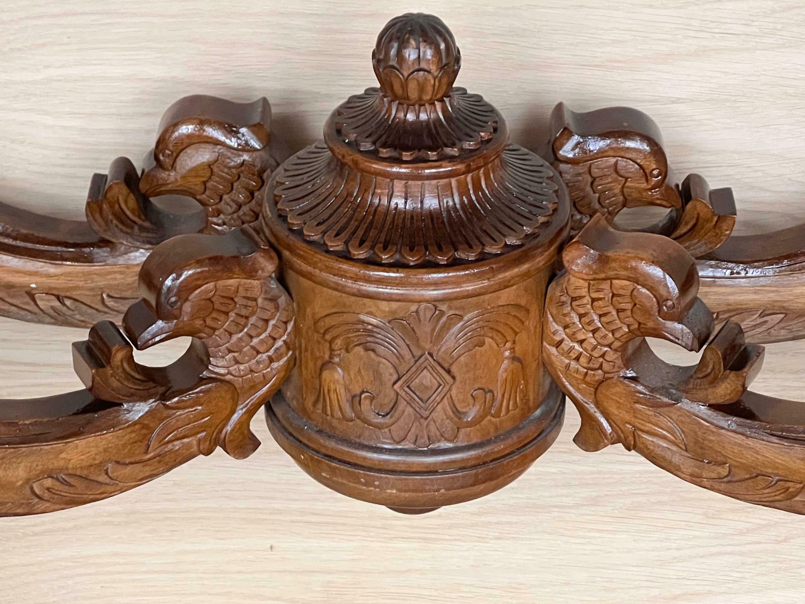 photo furniture Grande console de style Régence française en noyer sculpté aux bords dorés