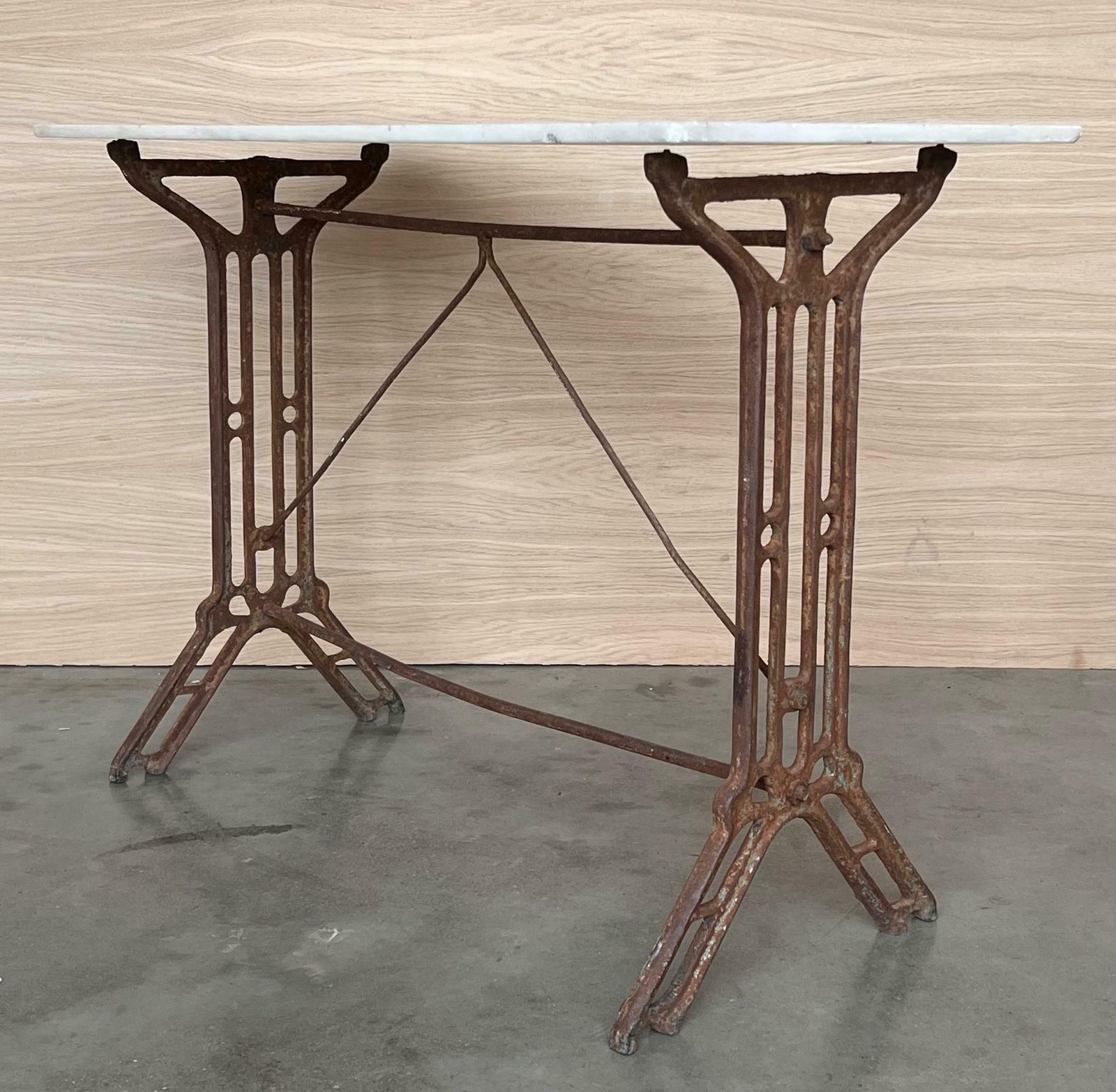 Table de bistrot française en fonte pleine, plateau en marbre photo vintage