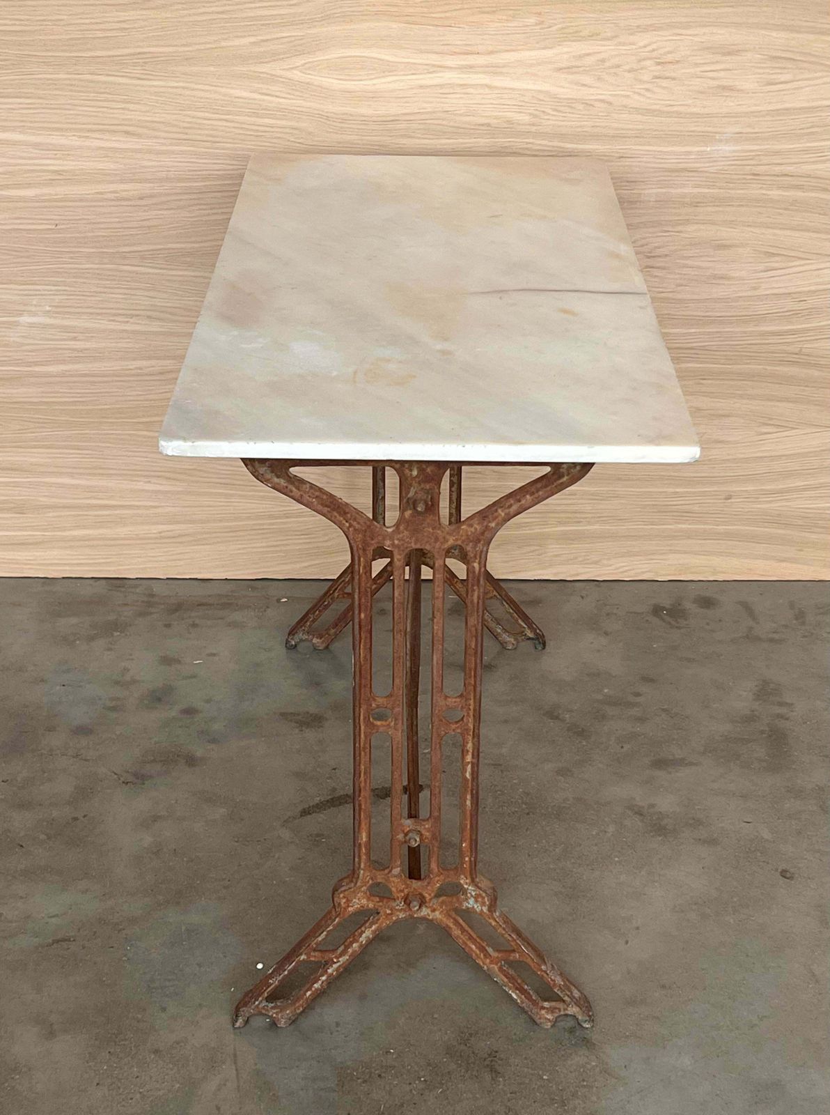 photo for sale Table de bistrot française en fonte pleine, plateau en marbre