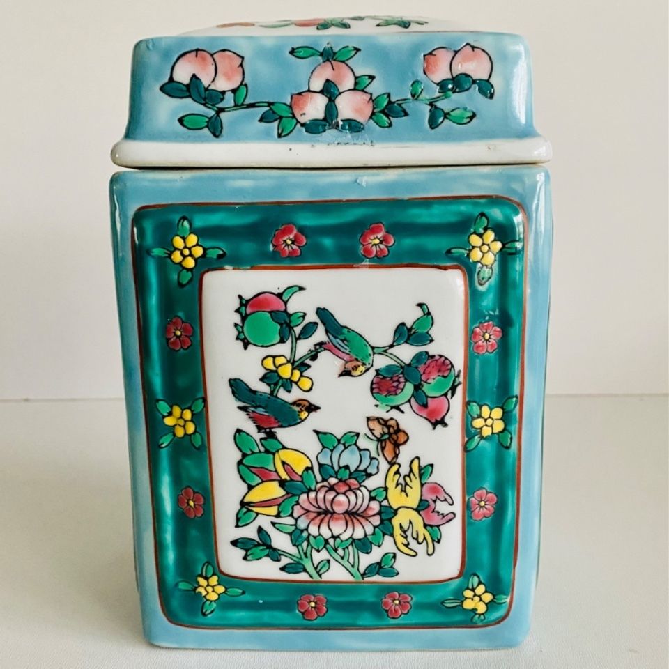 Oosterse Chinese Gedekte Pot, Rechthoekig, Met Handgeschilderde Bloemen photo vinterior