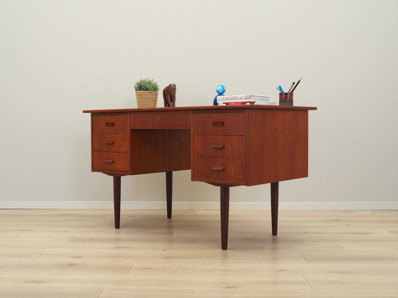 Teakhouten Bureau, Deens Design, Jaren 1970, Productie: Denemarken photo for sale