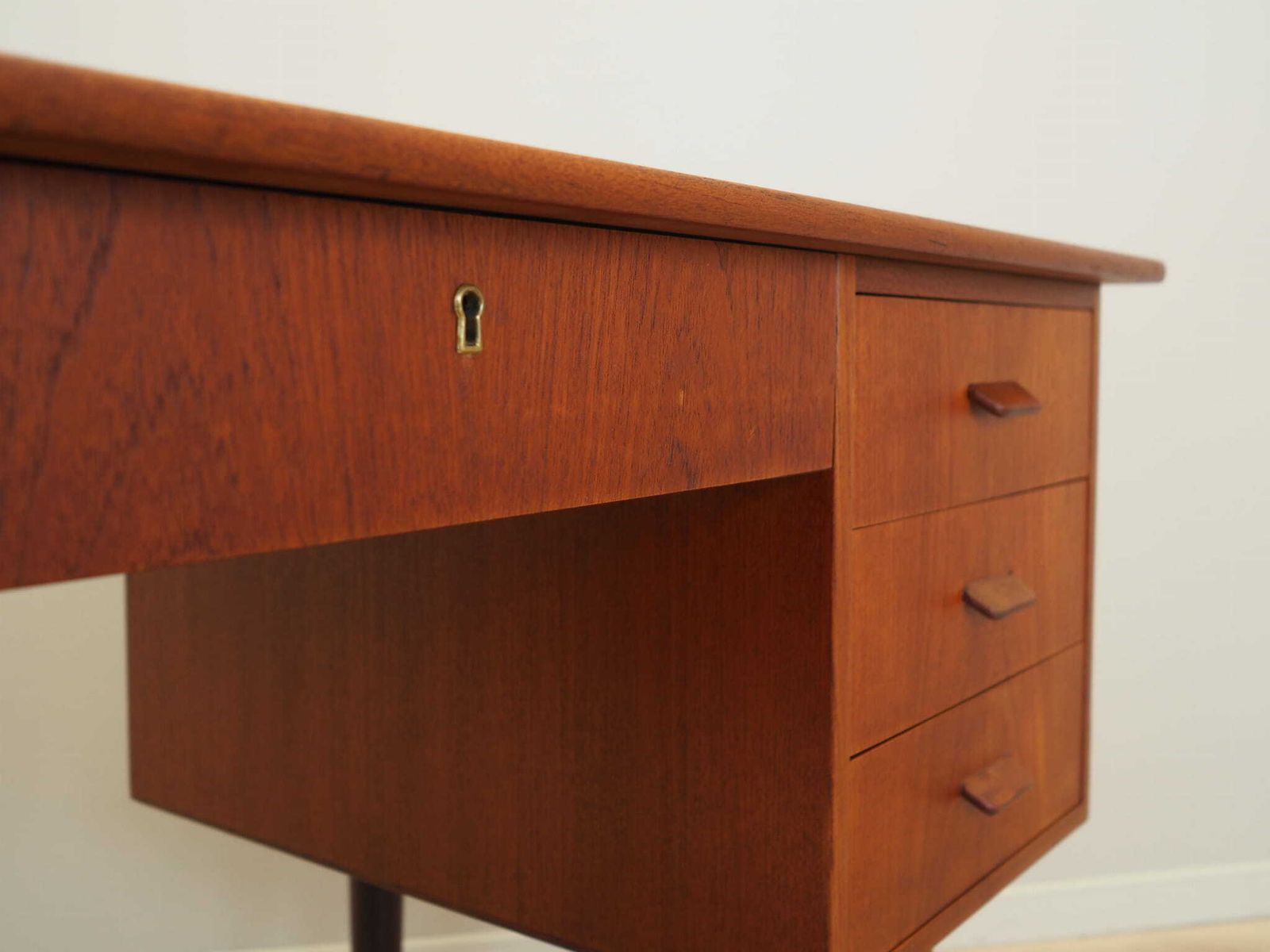 photo buy Teakhouten Bureau, Deens Design, Jaren 1970, Productie: Denemarken