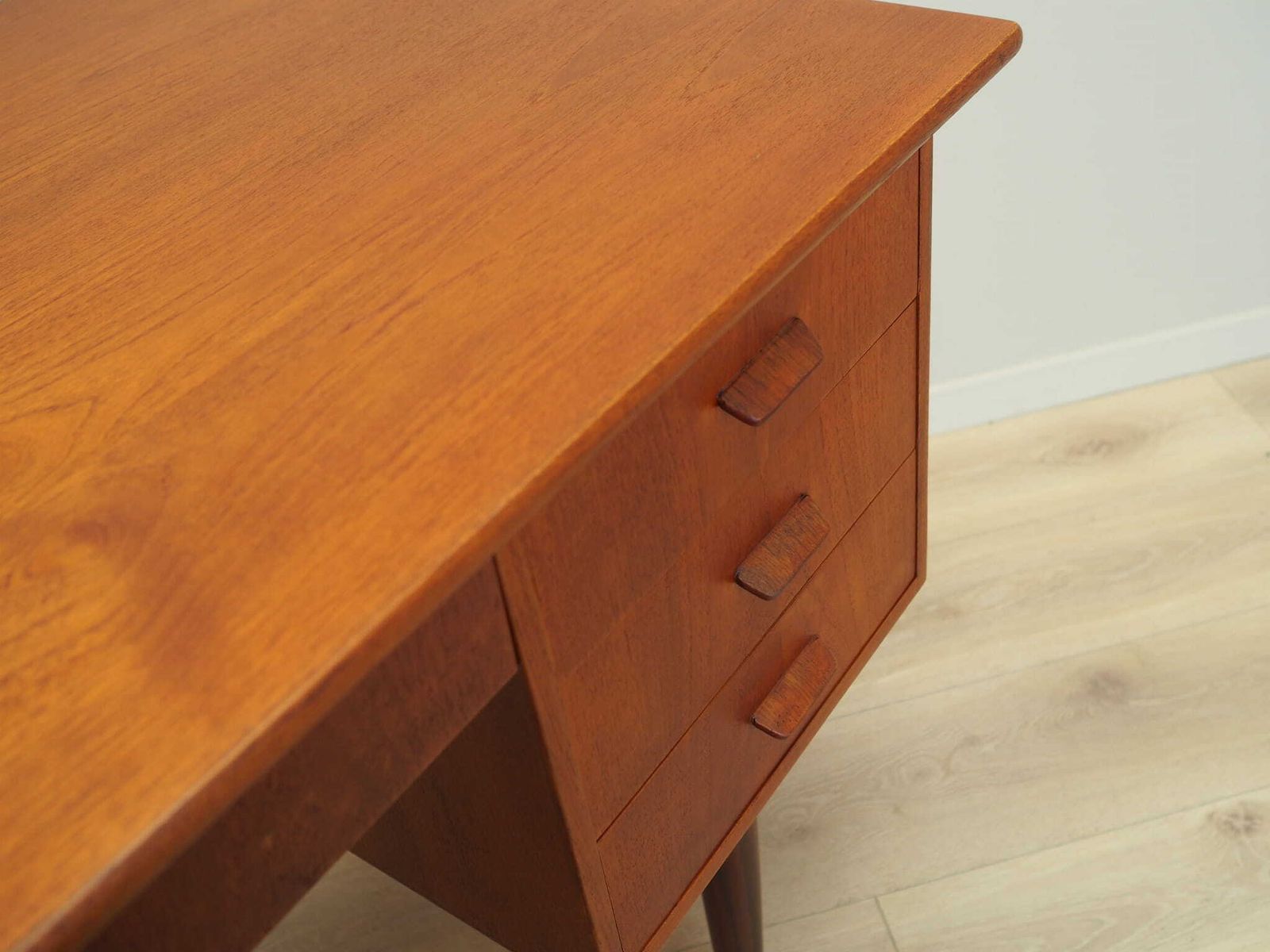 photo vintage Teakhouten Bureau, Deens Design, Jaren 1970, Productie: Denemarken