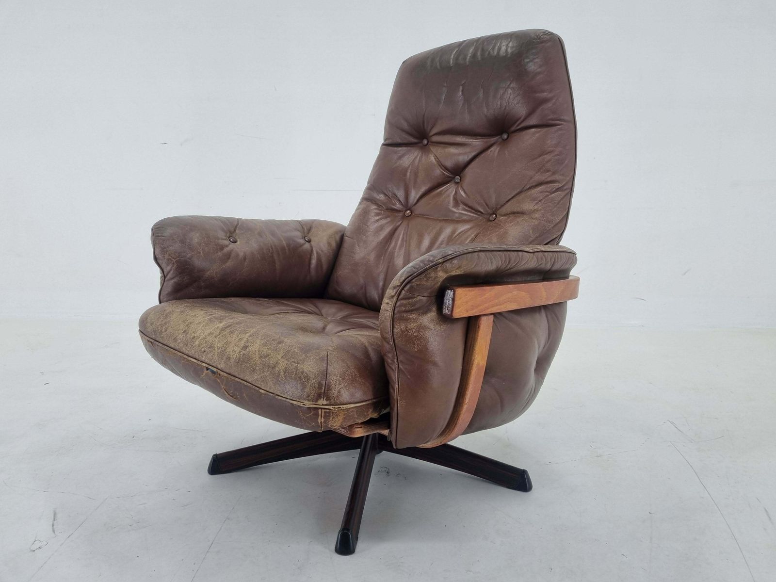 Midcentury Swivel Leather And Wood Armchair Göte Möbler Nässjö, Sweden, 1960s photo vinterior