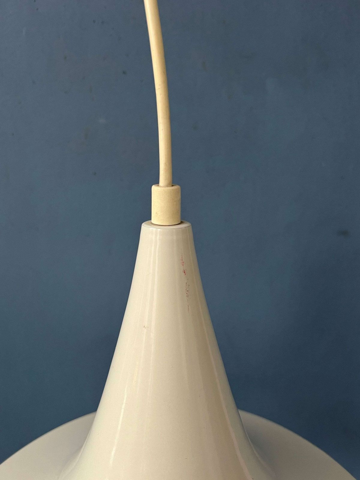 photo furniture Mid Century Witte Space Age Heksenhoed Hanglamp