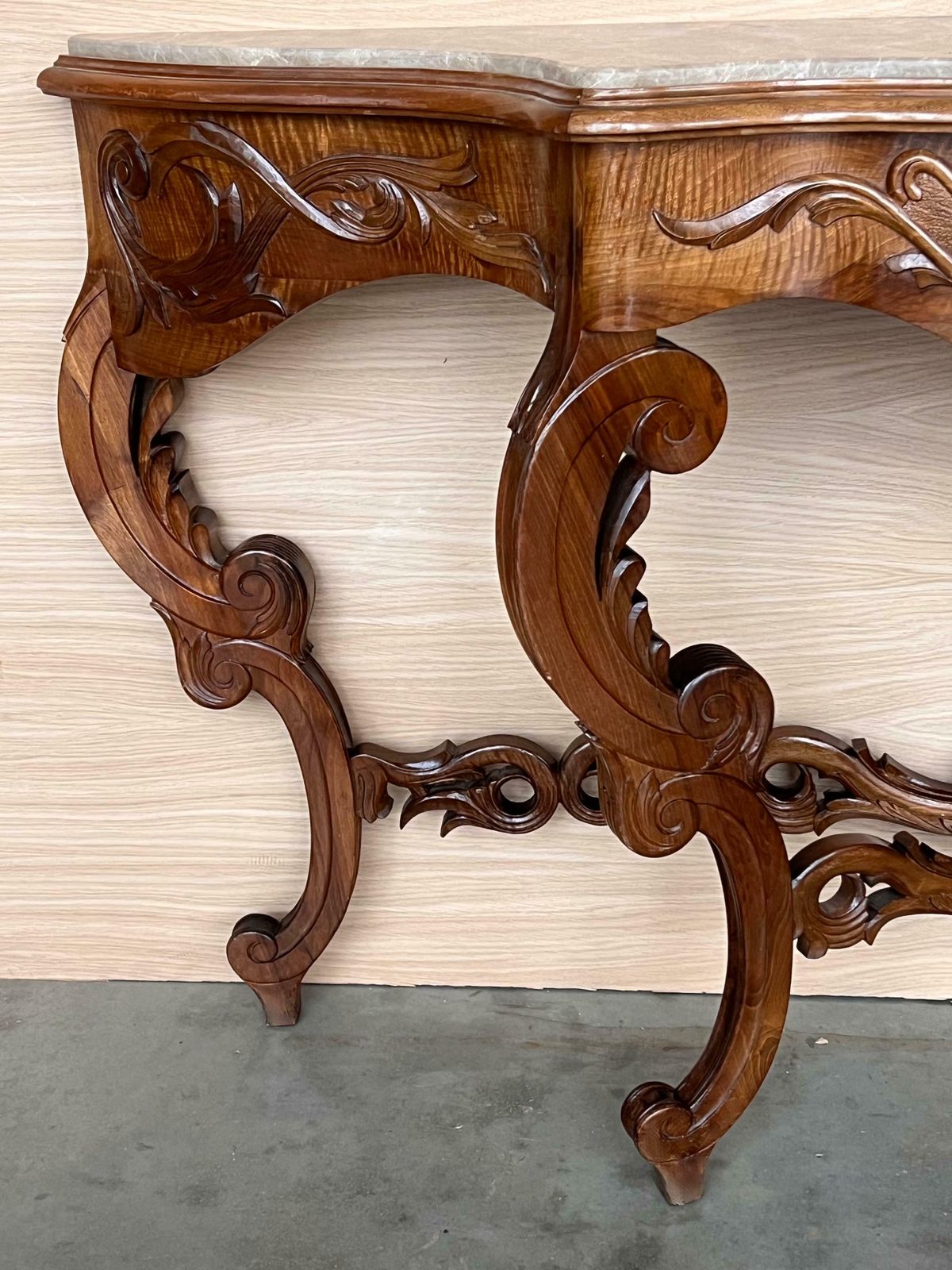 photo for sale Grande console de style Régence française en noyer sculpté aux bords dorés