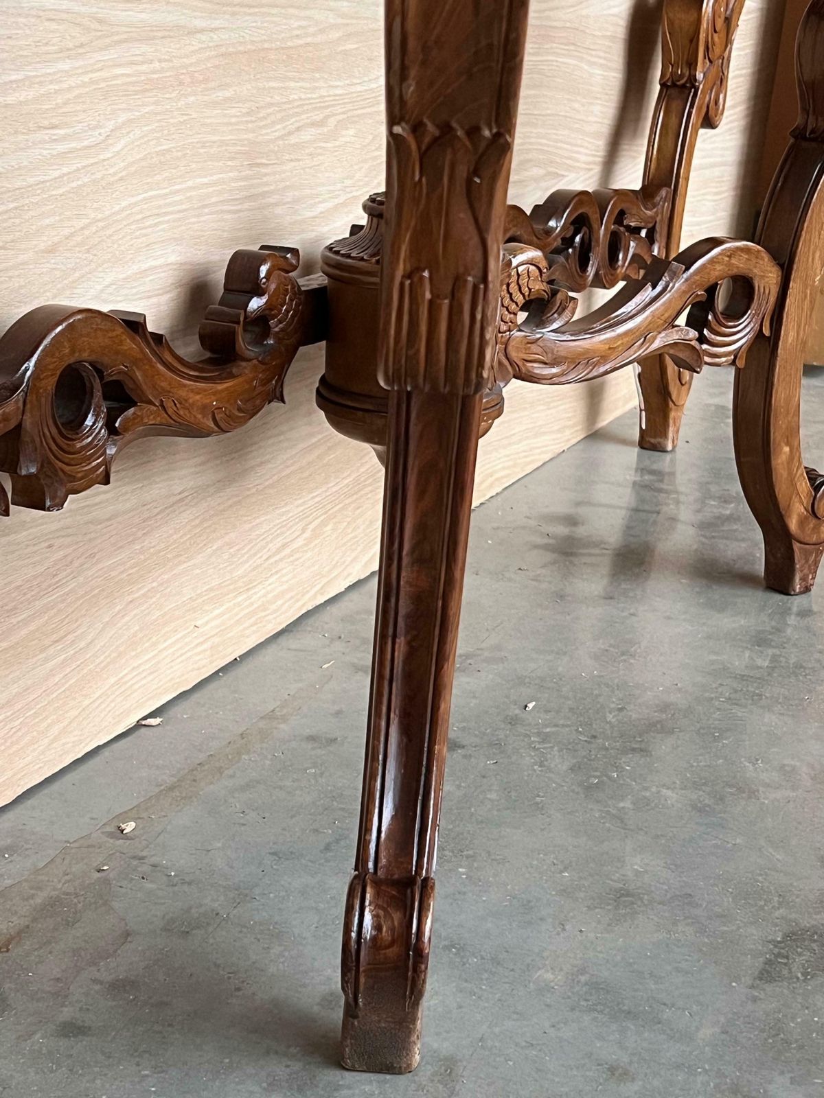 photo vinterior Grande console de style Régence française en noyer sculpté aux bords dorés