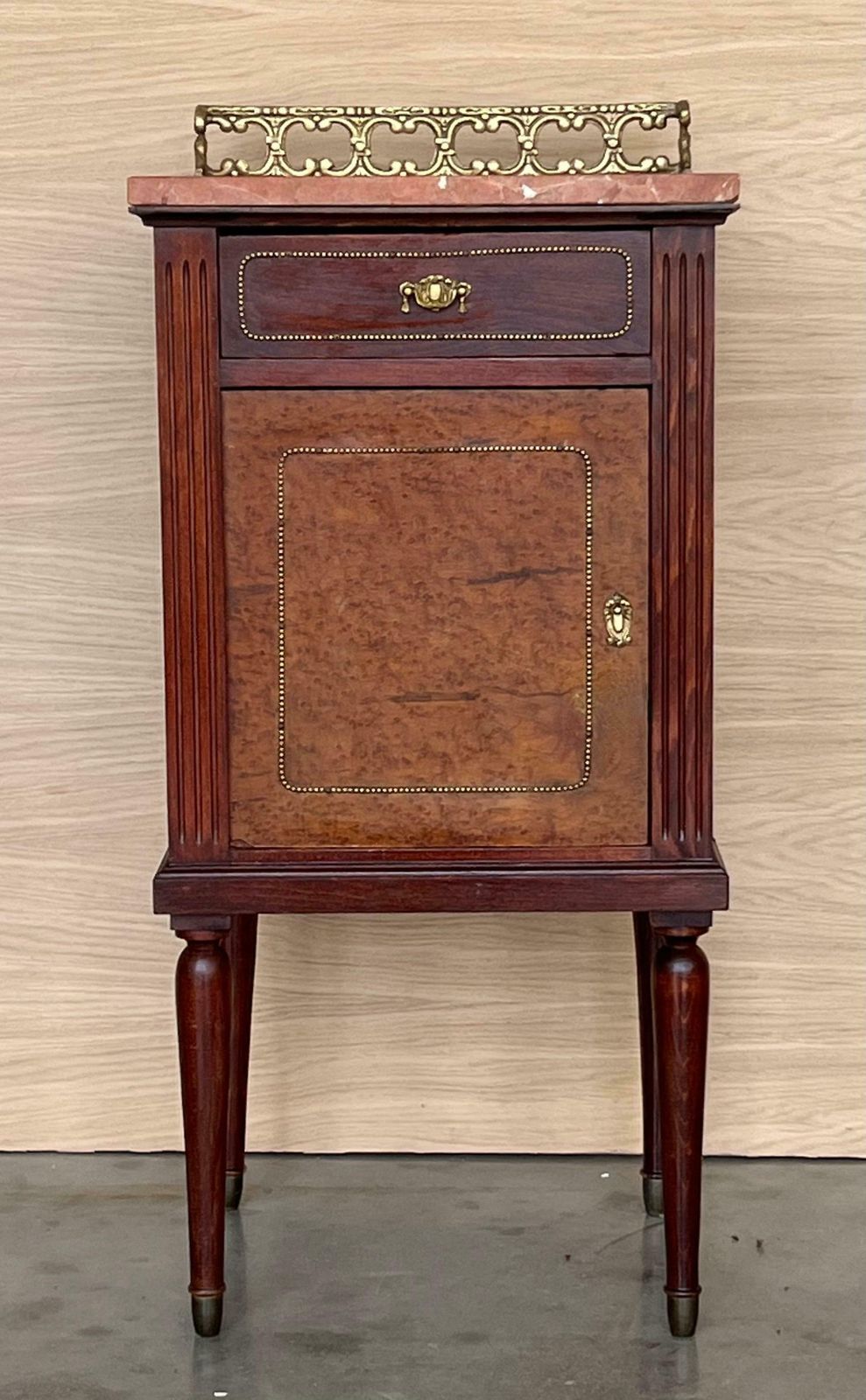 Paire de tables de chevet italiennes en marqueterie, crête en bronze, tiroirs et portes photo furniture