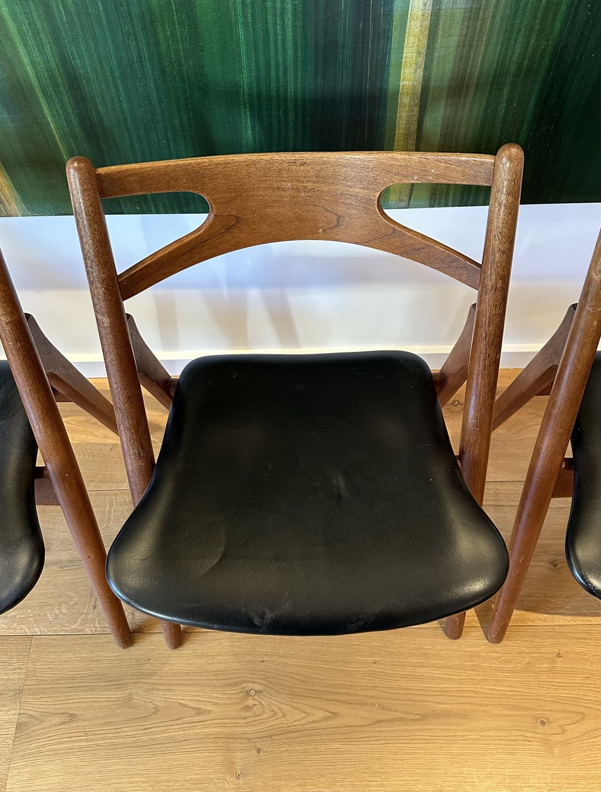 Set Of 4 + 2 Hans Wagner Sawbuck Chair In Teak And Black Leather photo for sale