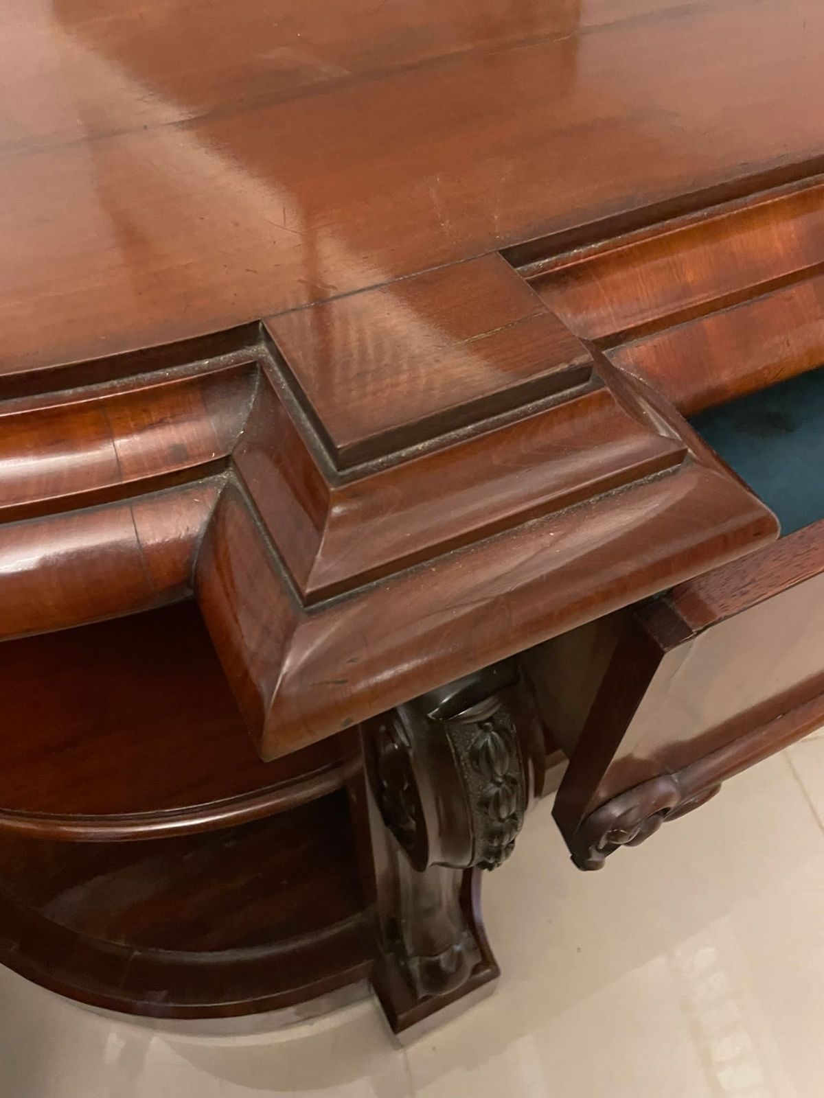 photo vintage Outstanding Quality Antique 19th Century Carved Mahogany Sideboard
