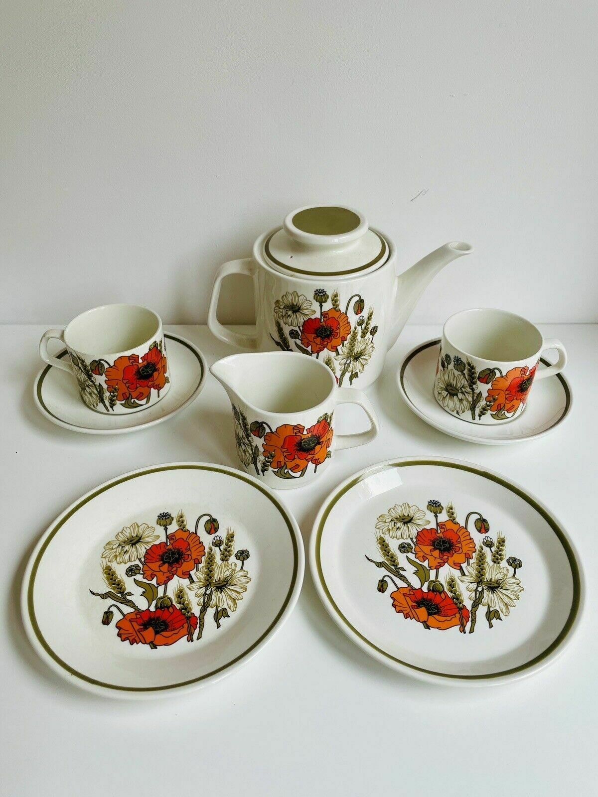 J&G Meakin Studio "Poppy" Tea Pot & Milk Jug, 2 Cups & Saucers, 2 Tea Plates