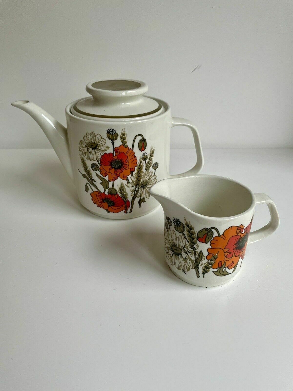 photo buy J&G Meakin Studio "Poppy" Tea Pot & Milk Jug, 2 Cups & Saucers, 2 Tea Plates