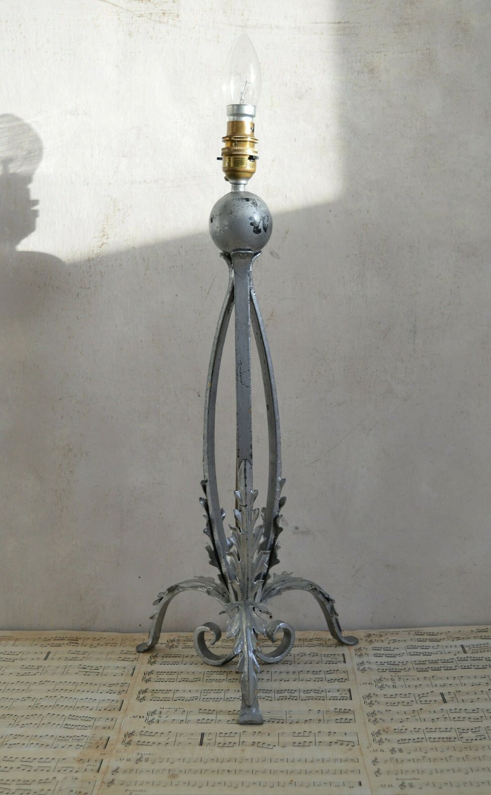 Handmade Tall Acanthus Leaves Table Lamp, Silver Desk Night Light Table Light 50x22 Cm, Long 3.10 Meter Cable Lead