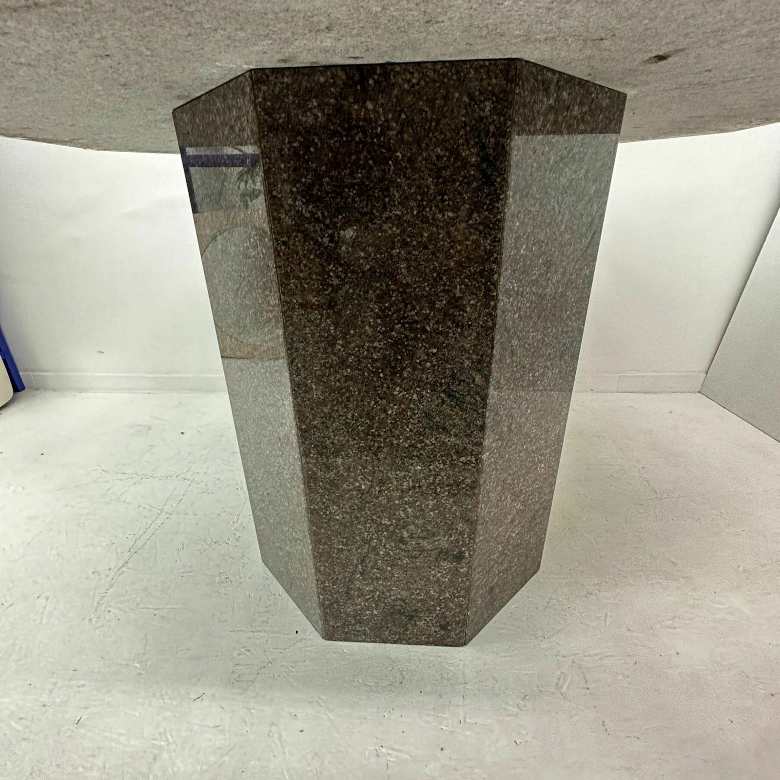 Mid Century Hexagonale Granieten Eettafel, Jaren 1980 photo for sale