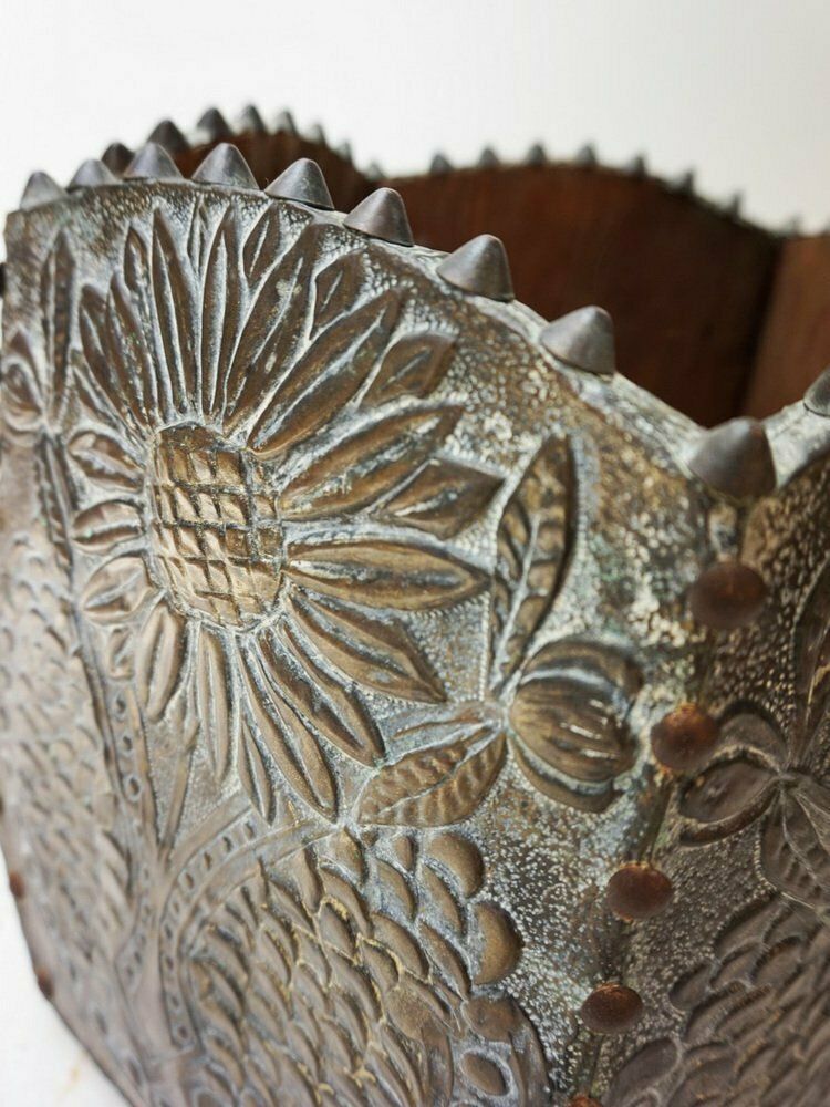 photo furniture Art Nouveau Planter Or Jardinier In Hardinated Brass And Copper, 1900s
