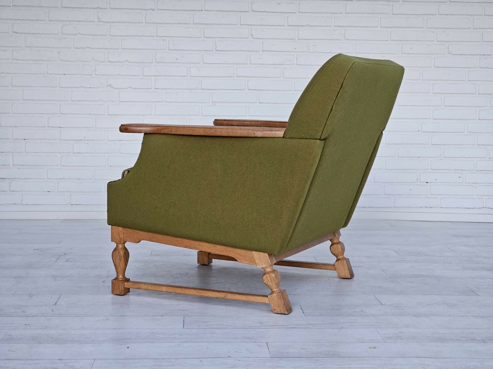 photo vintage 1970s, Danish Lounge Chair, Wool, Oak, Original Very Good Condition.