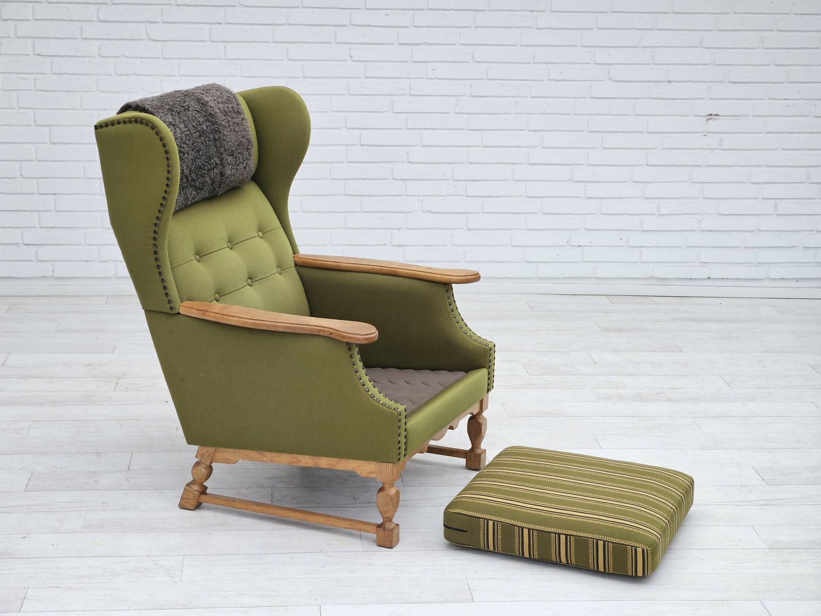 photo vintage 1970s, Danish Highback Armchair, Wool, Oak, Original Very Good Condition.