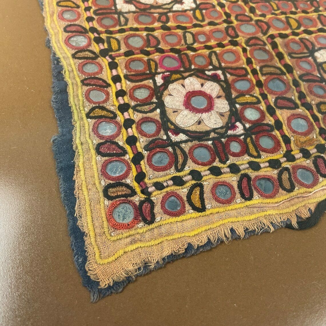 Antique Framed Indian Fabric Patch Fragment Hand Embroidered Picture Asian Art Vintage Textile Handmade 42.5x42.5cm Square Art Original Wall photo vinterior