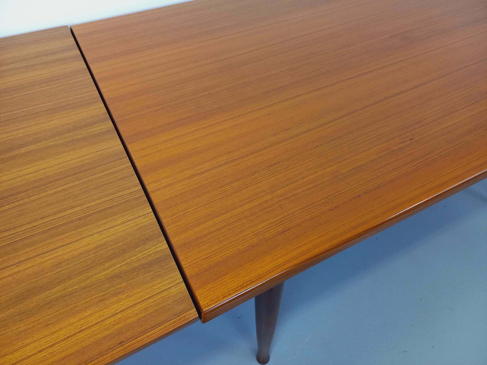 photo vintage Scandinavian Rectangular Table With Round Teak Legs