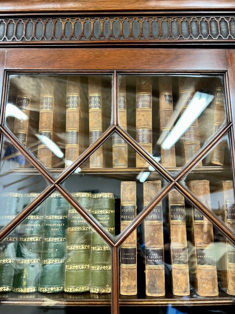 2585.0 Mahogany Chippendale Style Breakfront Bookcase photo