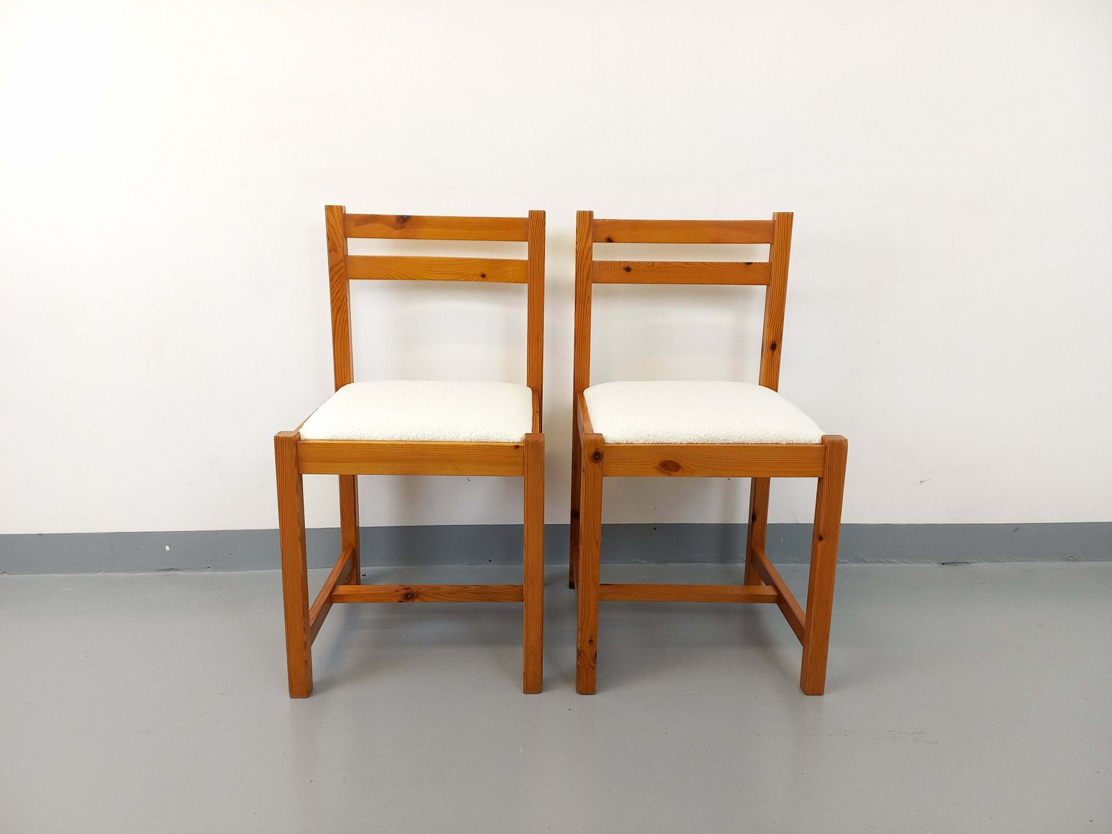 2 Pine Chairs, 1970s, Vintage photo for sale