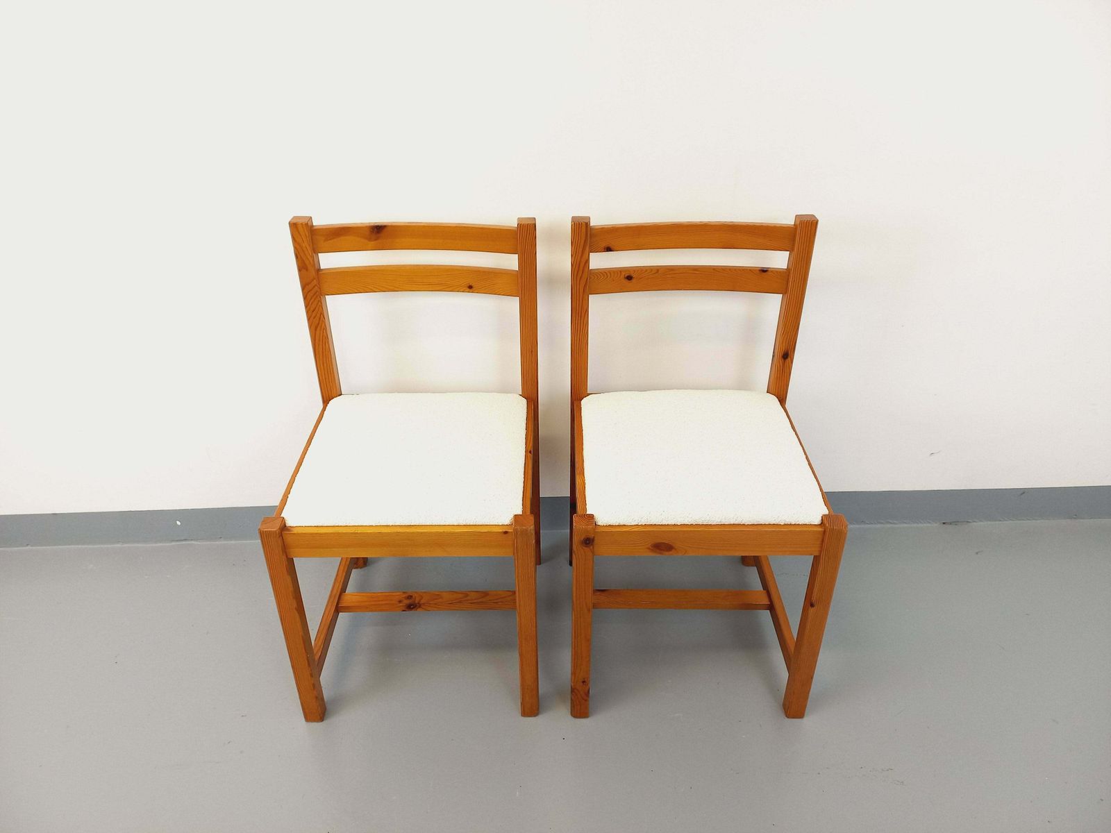 2 Pine Chairs, 1970s, Vintage photo Furniture