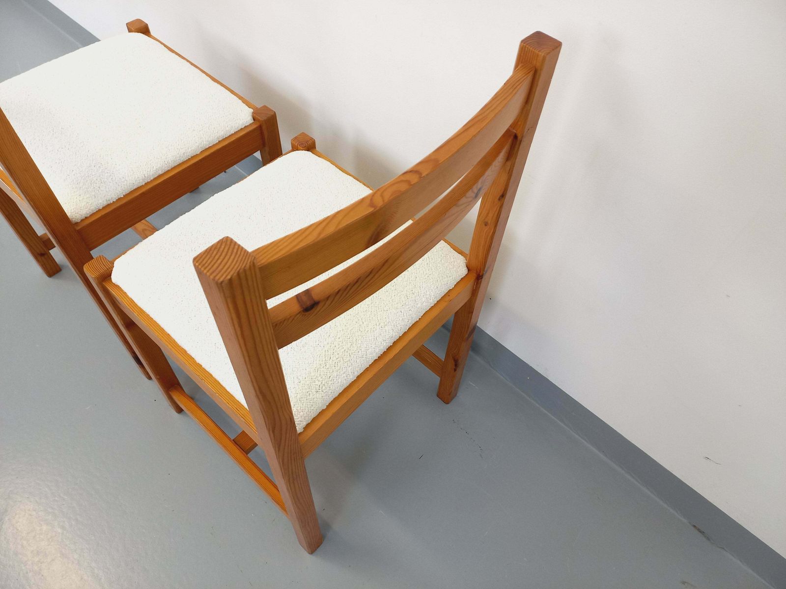 photo vintage 2 Pine Chairs, 1970s, Vintage