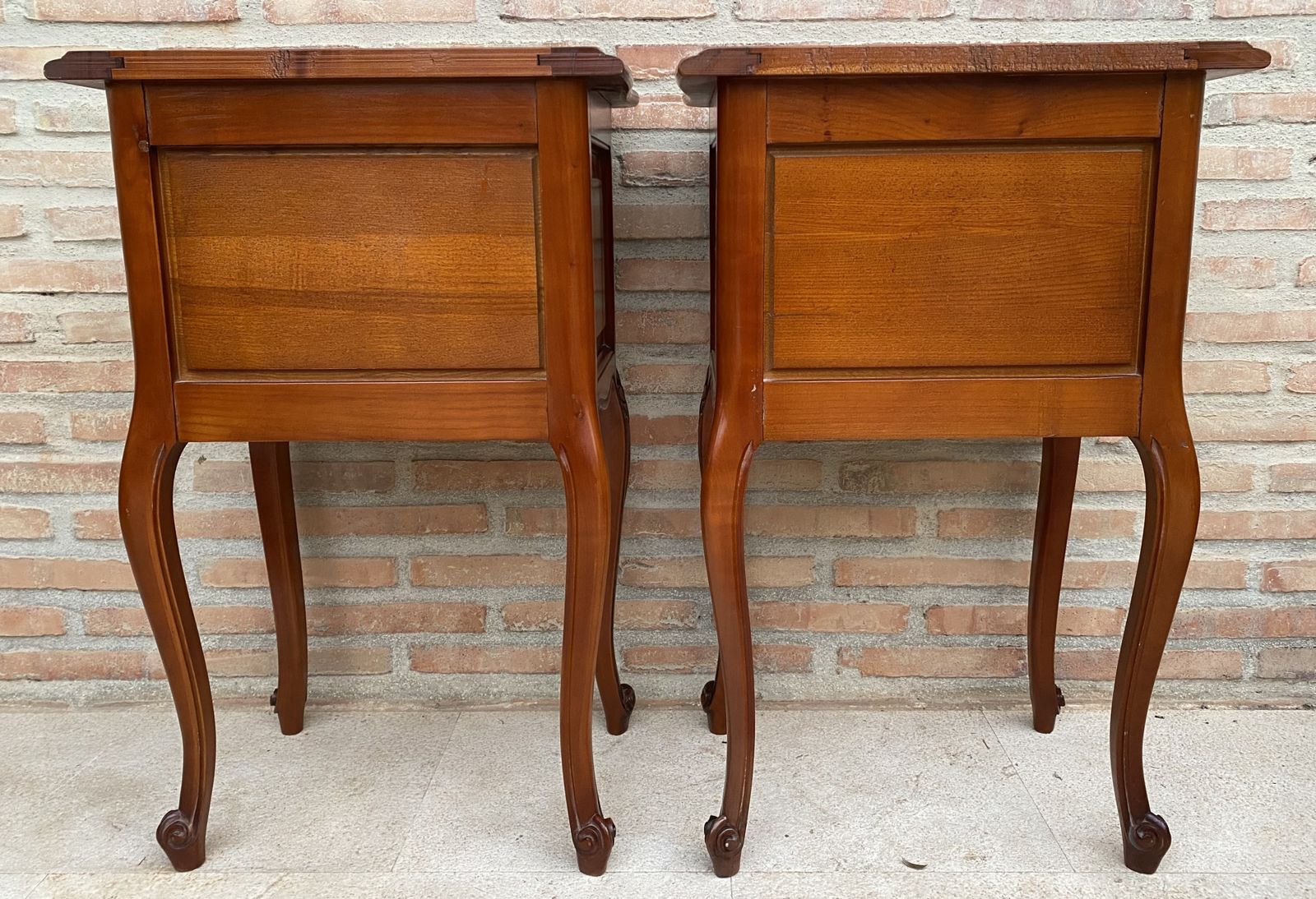 Louis XVI Stijl Nachtkastjes Met Lades En Cabriole Poten, Ca. Jaren 1960, Set Van 2 photo buy