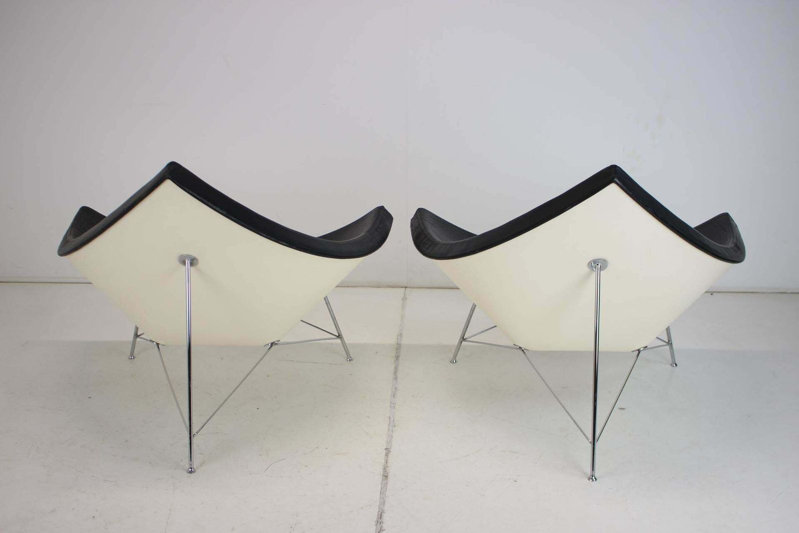 photo vinterior Set Of Two Leather Original George Nelson Coconut Chairs, Vitra