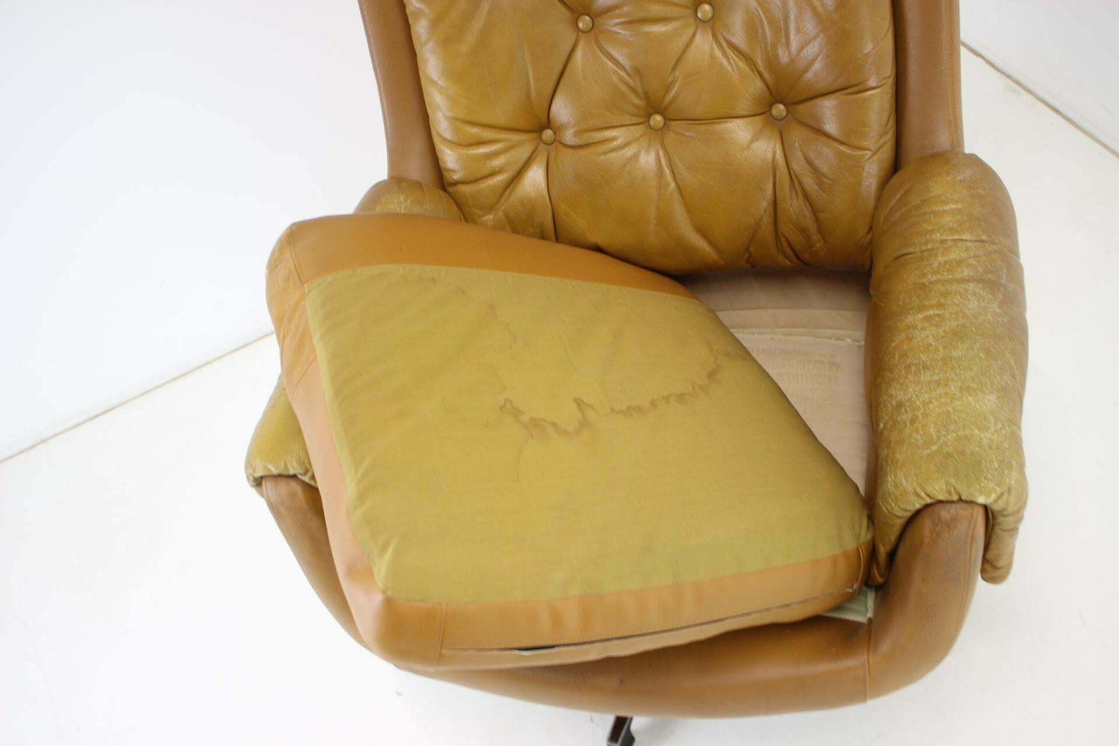 photo furniture Midcentury Swivel Leather Armchair, Peem, Finland, 1970s