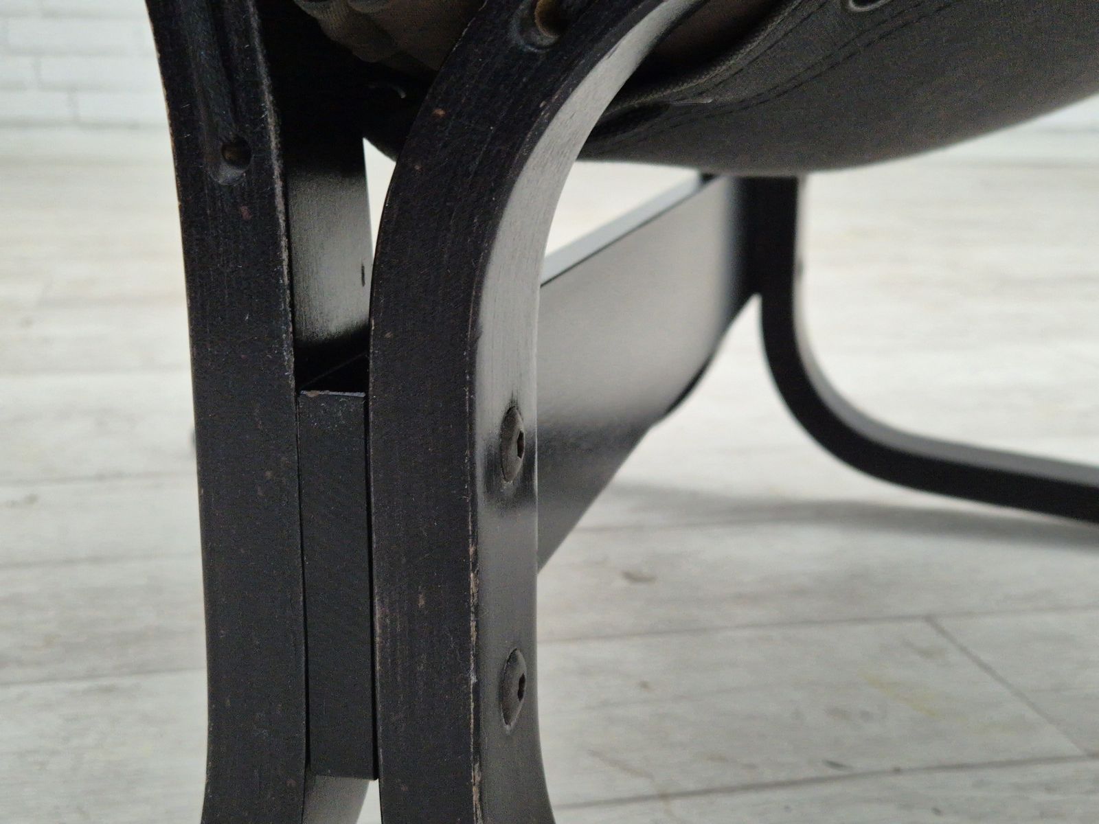 photo furniture Jaren 1970, Noors Design, "Siesta" Loungestoel Van Ingmar Relling, Zwart Leer, Gebogen Hout.
