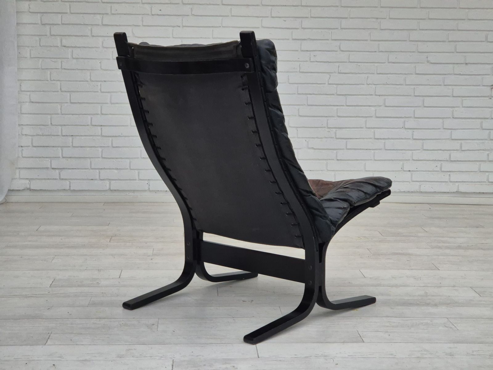990.0 Jaren 1970, Noors Design, "Siesta" Loungestoel Van Ingmar Relling, Zwart Leer, Gebogen Hout. photo