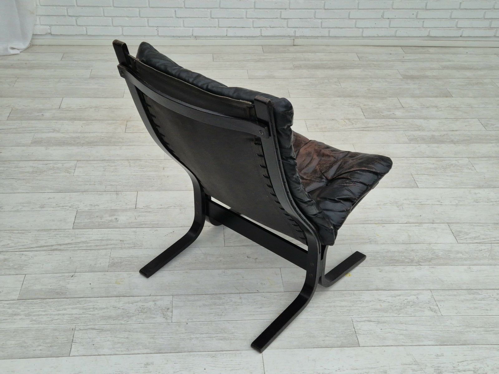 photo vinterior Jaren 1970, Noors Design, "Siesta" Loungestoel Van Ingmar Relling, Zwart Leer, Gebogen Hout.