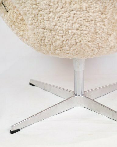 The Swan Model 3320 By Arne Jacobsen For Fritz Hansen From 1958s photo vintage