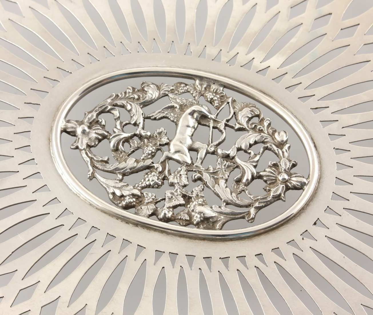 American Sterling Silver Renaissance Cake Basket. J E Caldwell & Co USA. photo 1235.0