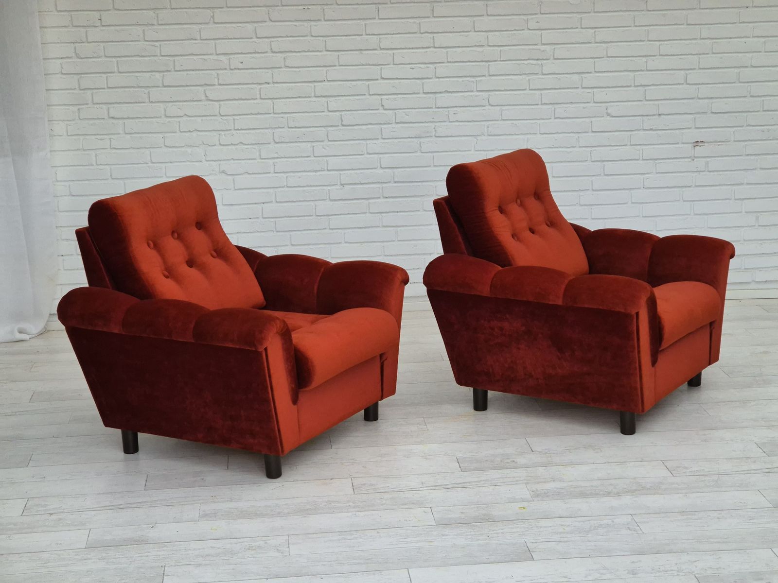 Jaren 1980, Deense Set Van 2 Relaxfauteuils In Zeer Goede Staat, Bruin/Rood Meubelvelours. photo Meubels