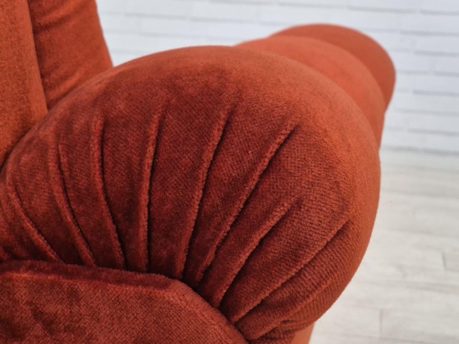 photo vintage 1980s, Danish Set Of 2 Relax Armchairs In Original Very Good Condition, Brown/Red Furniture Velour.
