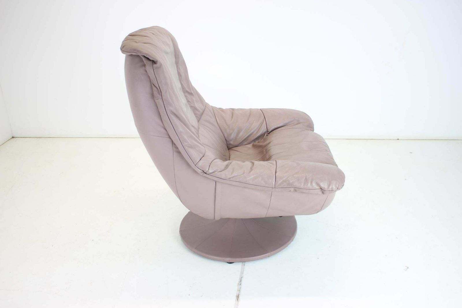 Large Swivel Adjustable Leather Armchair, Germany photo 561.0
