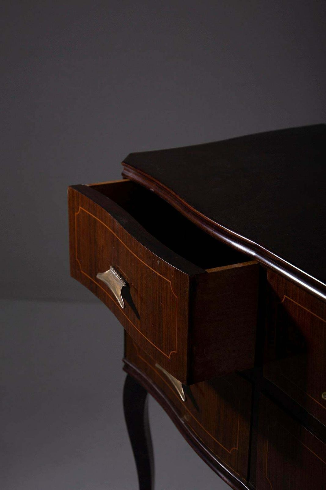 photo furniture Elegant Italian Vintage Sideboard In Brass And Walnut Wood