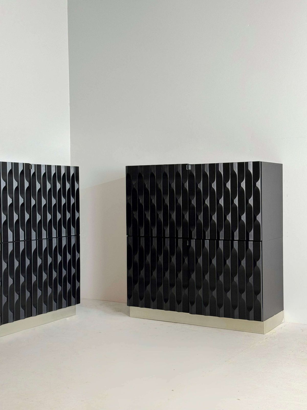 Paar Zwarte Brutalist Kasten Met Grafische Deurpanelen, Jaren 1970 photo vinterior