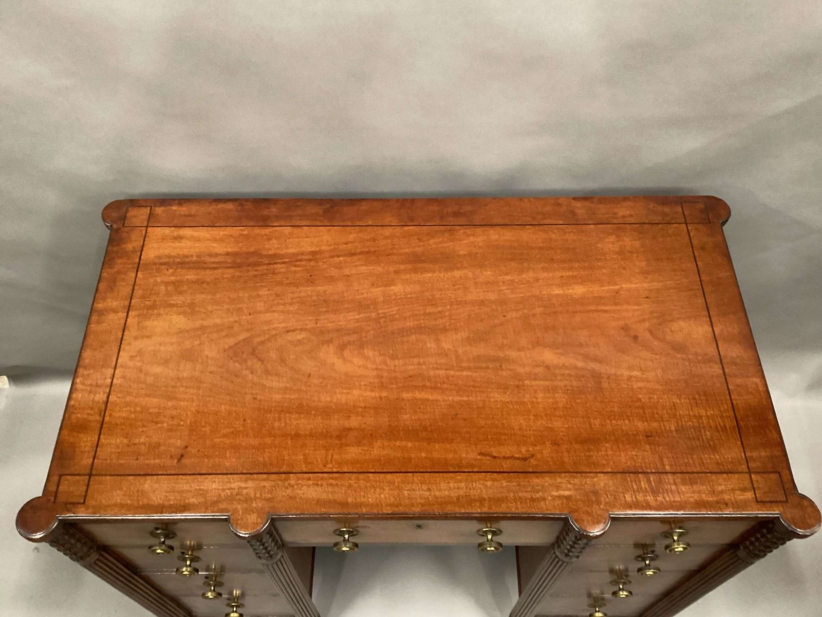 photo vintage A Handsome Regency Mahogany Dressing Table / Desk