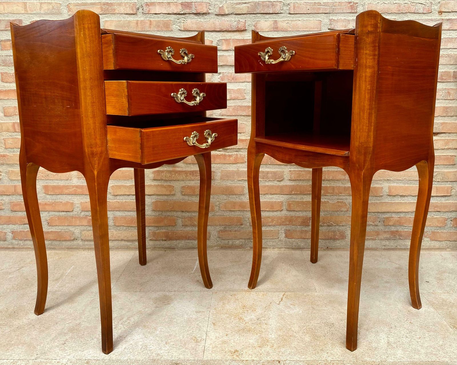 Tables de chevet françaises en cerisier, avec tiroirs et étagère ouverte, années 1960, lot de 2 photo buy