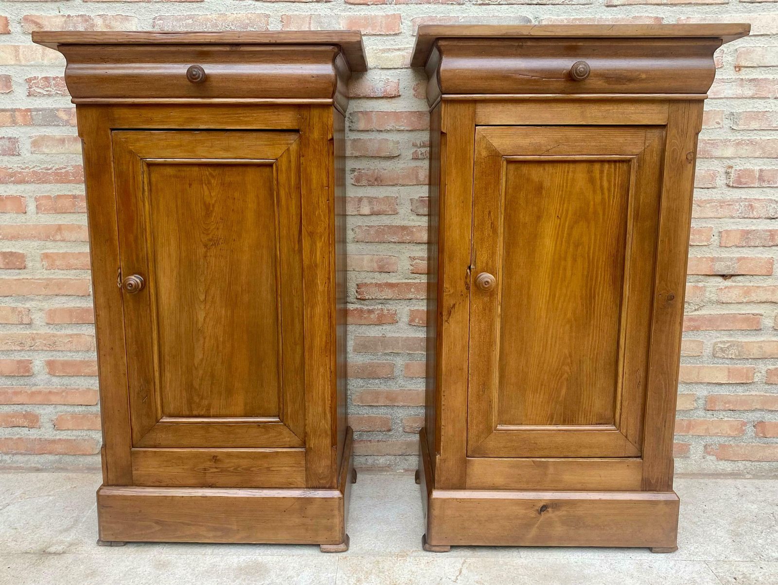 Tables de chevet provinciales françaises vintage en noyer, 1920, lot de 2 photo furniture