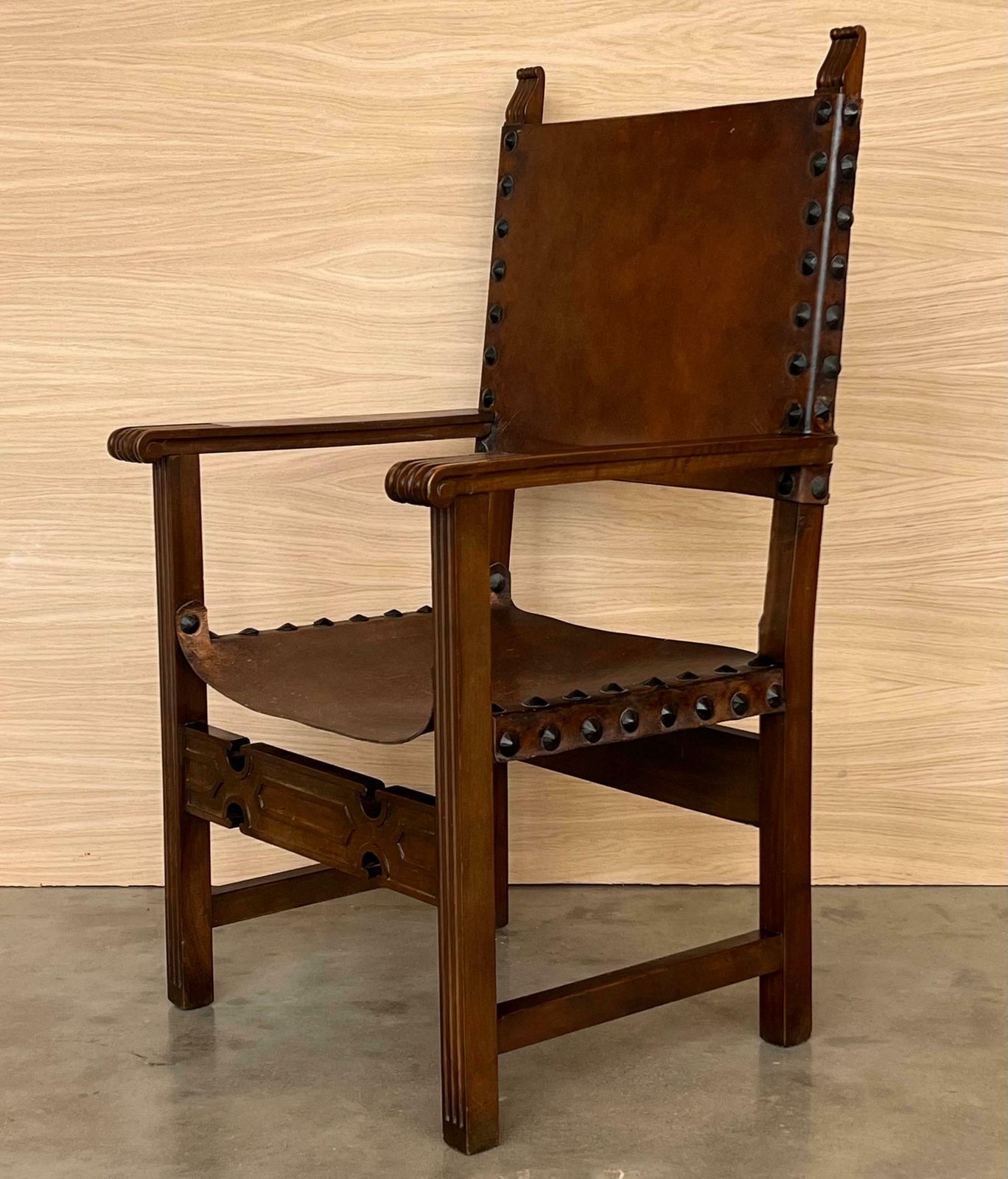 Fauteuil d'autel colonial espagnol sculpté, assise et dossier en cuir, XIXe siècle photo vinterior