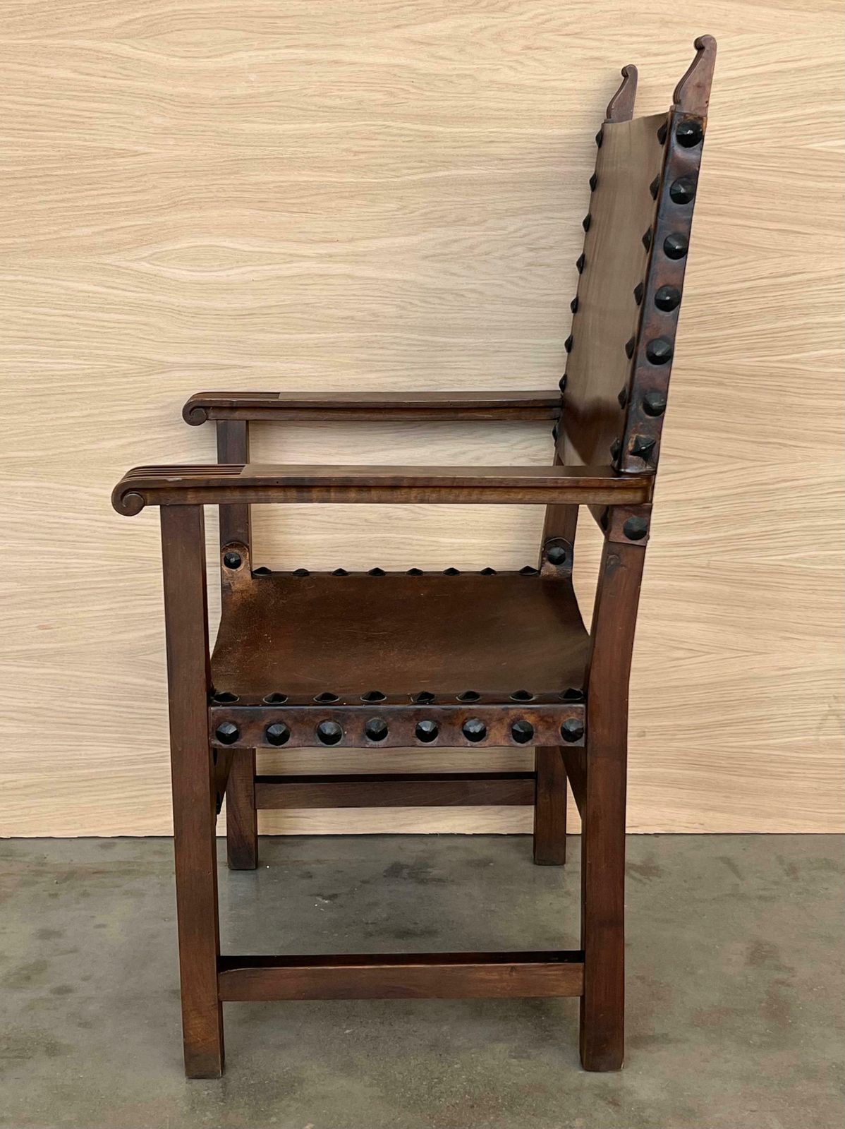 Fauteuil d'autel colonial espagnol sculpté, assise et dossier en cuir, XIXe siècle photo buy