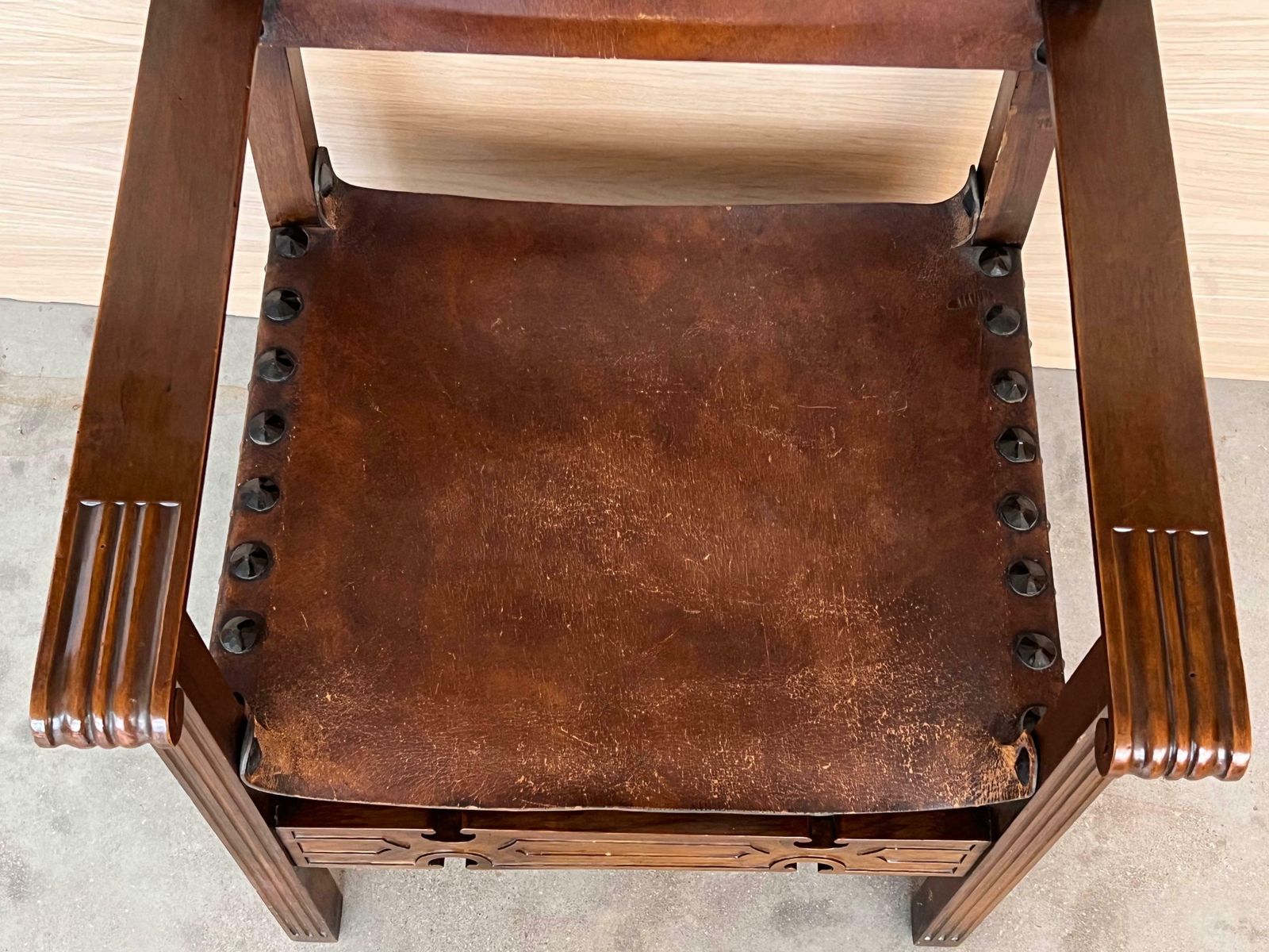 photo for sale Fauteuil d'autel colonial espagnol sculpté, assise et dossier en cuir, XIXe siècle