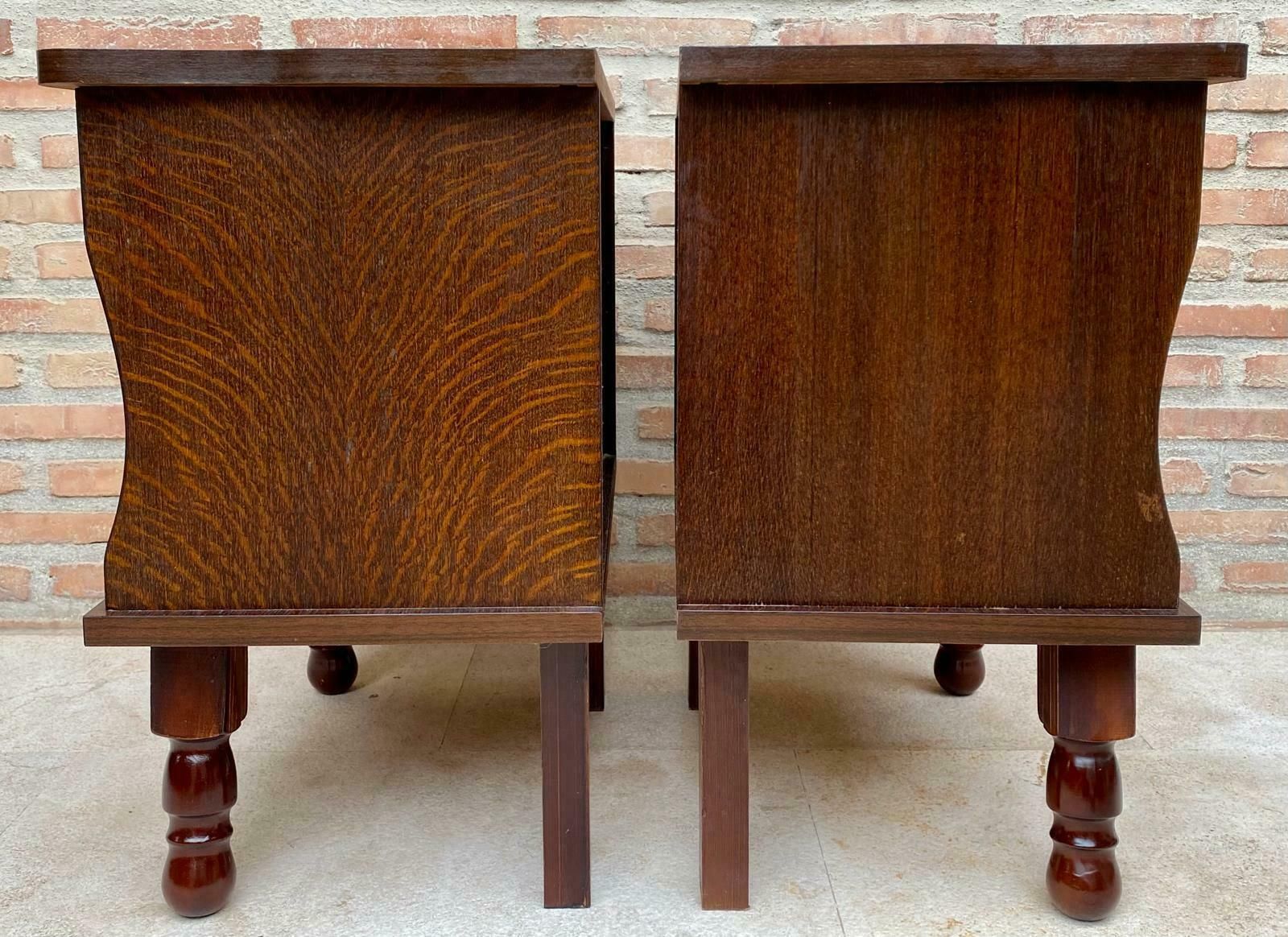 Tables de chevet mid-century en noyer, plateau en marbre, années 1950, lot de 2 photo vintage