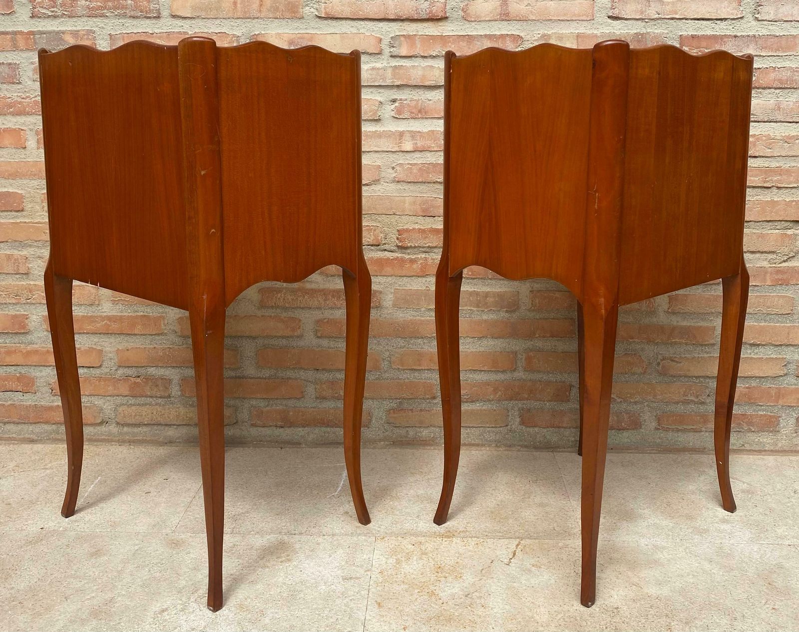 Tables de chevet françaises à pieds en cabriole, années 1950, lot de 2 photo vinterior