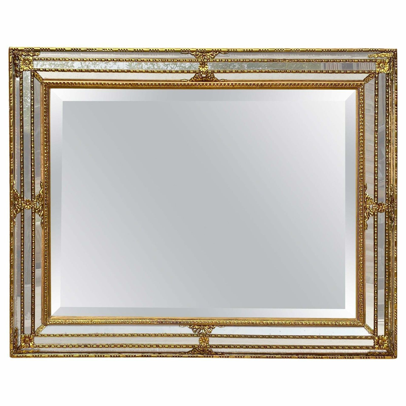 Miroir mural Directoire en bois sculpté doré, années 1940