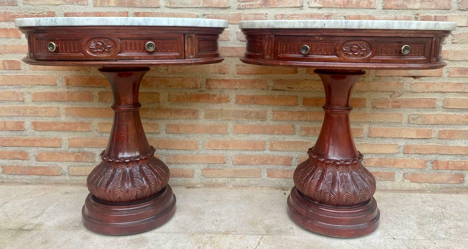 Tables de chevet demi-lune en bois sculpté, plateau en marbre, 1940, lot de 2 photo furniture